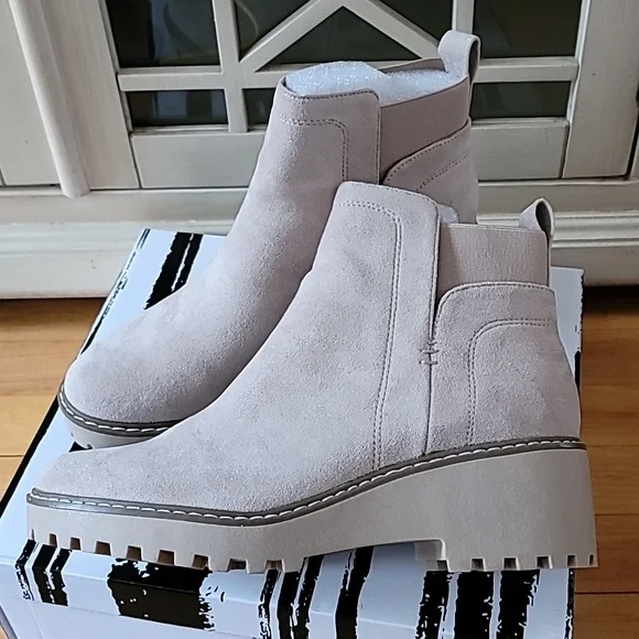 Dolce Vita Lug Sole Chelsea Boot, New In Box, Size 9.5 Color: Camel - Picture 12 of 15